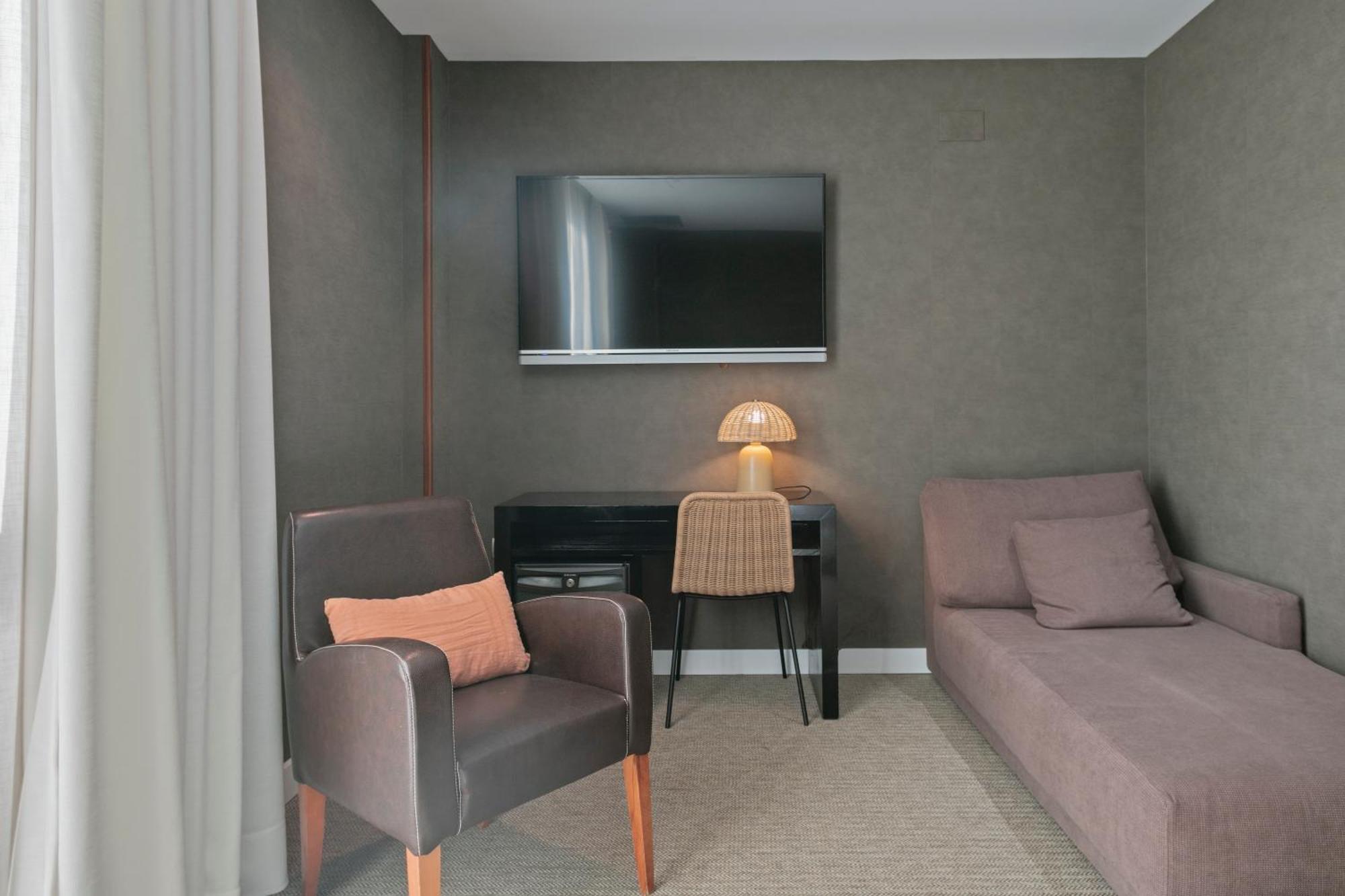 Acta Sant Just Hotell Sant Just Desvern Exteriör bild
